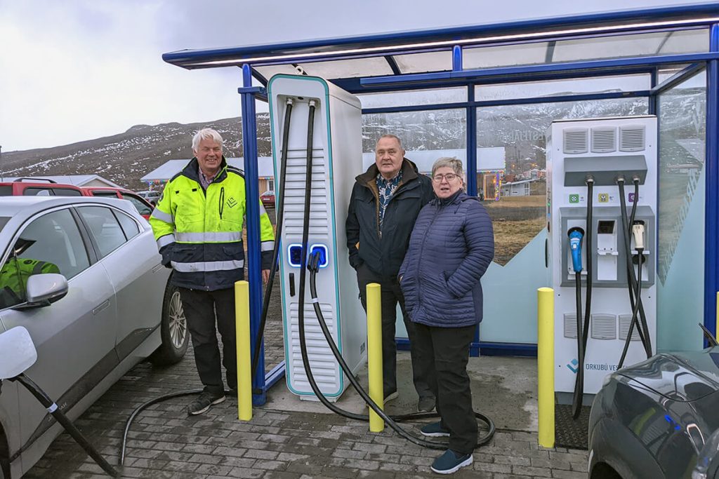 Orkubú Vestfjarða hefur sett upp nýja hraðhleðslustöð á Hólmavík og er nú með tvær stöðvar þar, aðra 50 kw og þá nýju 150 kw.